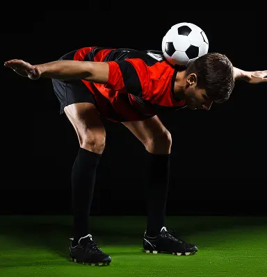 Um jogador de futebol habilidoso demonstra controlo avançado da bola e técnicas de freestyle, mostrando precisão, coordenação e capacidade atlética.